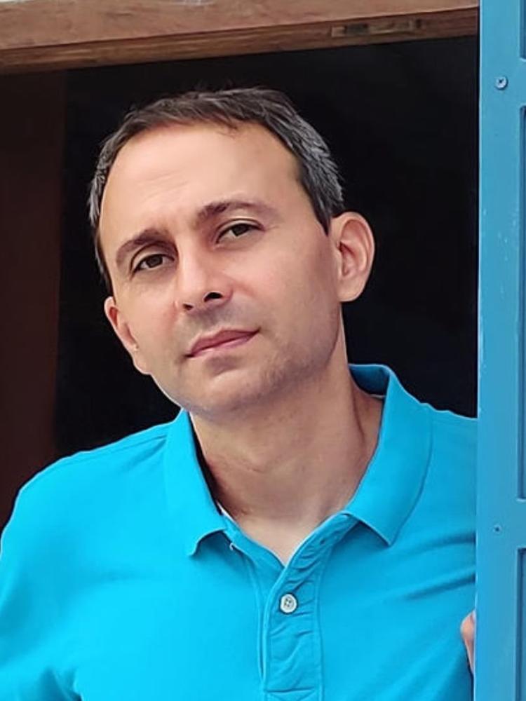 Headshot of Akash Kapur